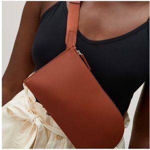 Everlane: The Italian Leather Sling Bag